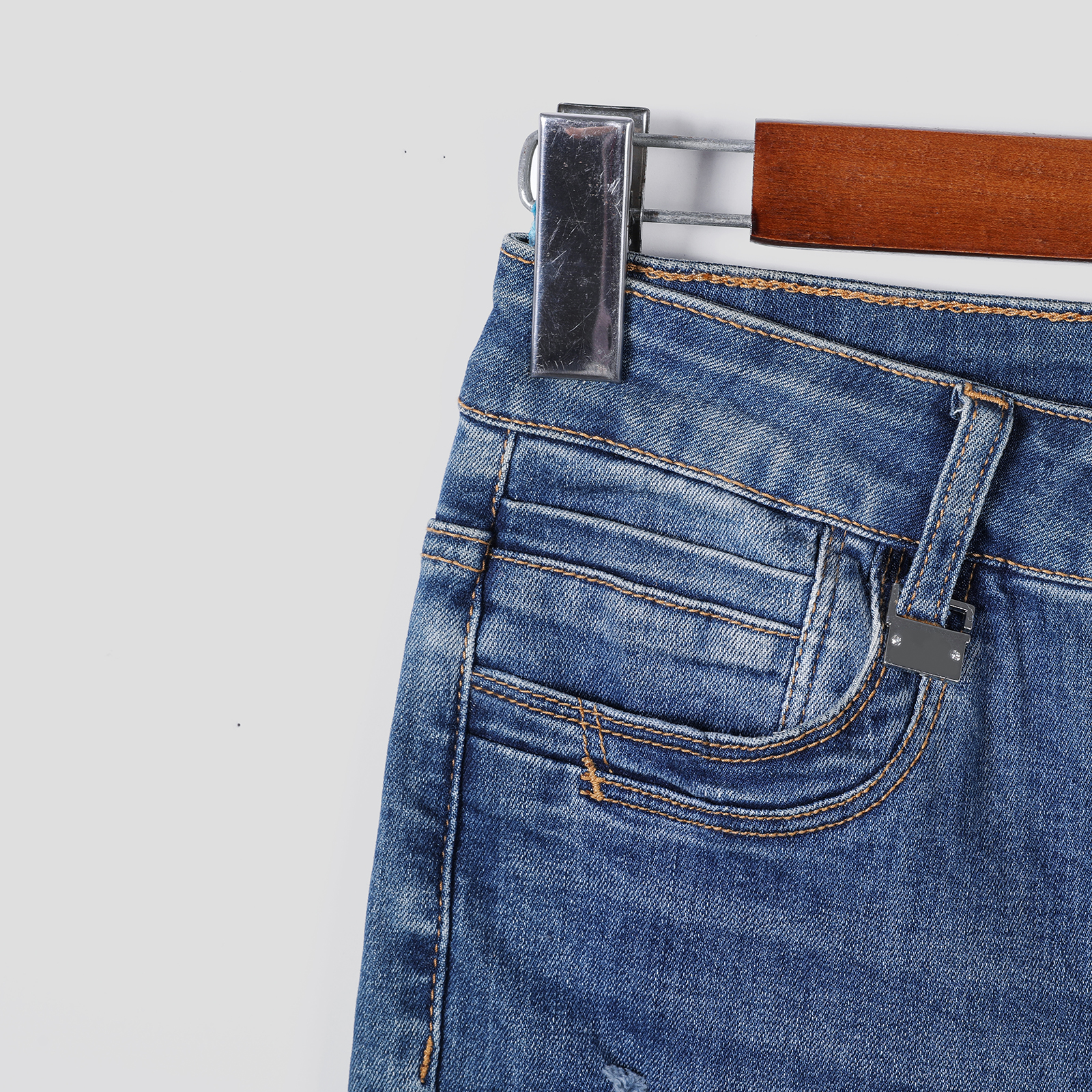 Women's tight jeans with stretch slim fit lifted buttocks and long legs are versatile for daily casual wear