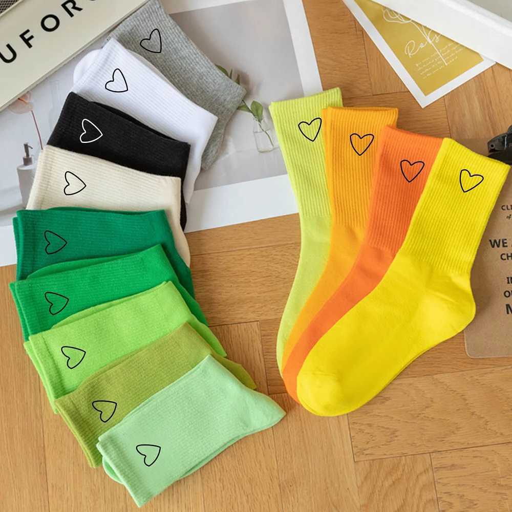 Random 5/10/20 Pairs Unisex Mid Socks Heart Pattern Breathable In Simple Women Men Sweat High-Quality Casual Fashion Sport Socks X250725