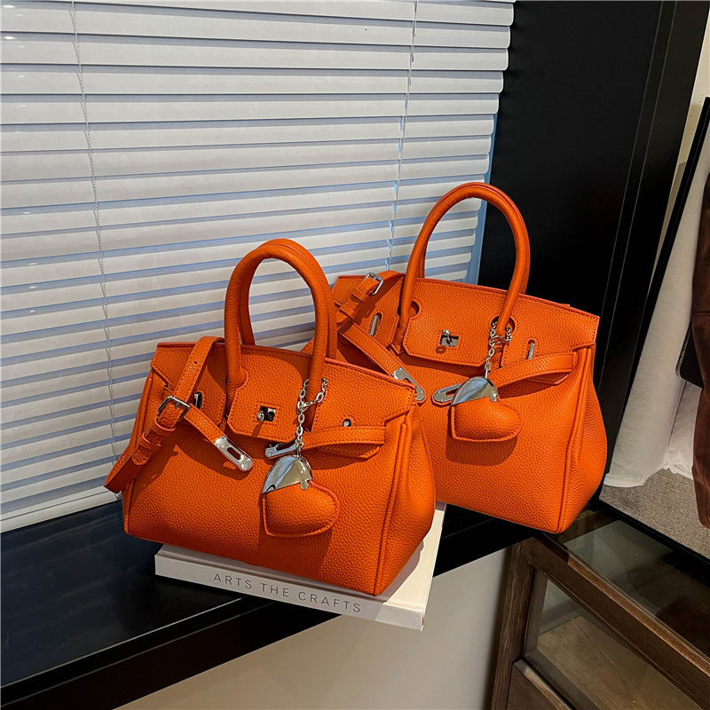 Minimalist Series Women's Designer Handbag 2025 New Fashionable Large Capacity Women's Outdoor Handbag Network Celebrity Same Style Bag Banq