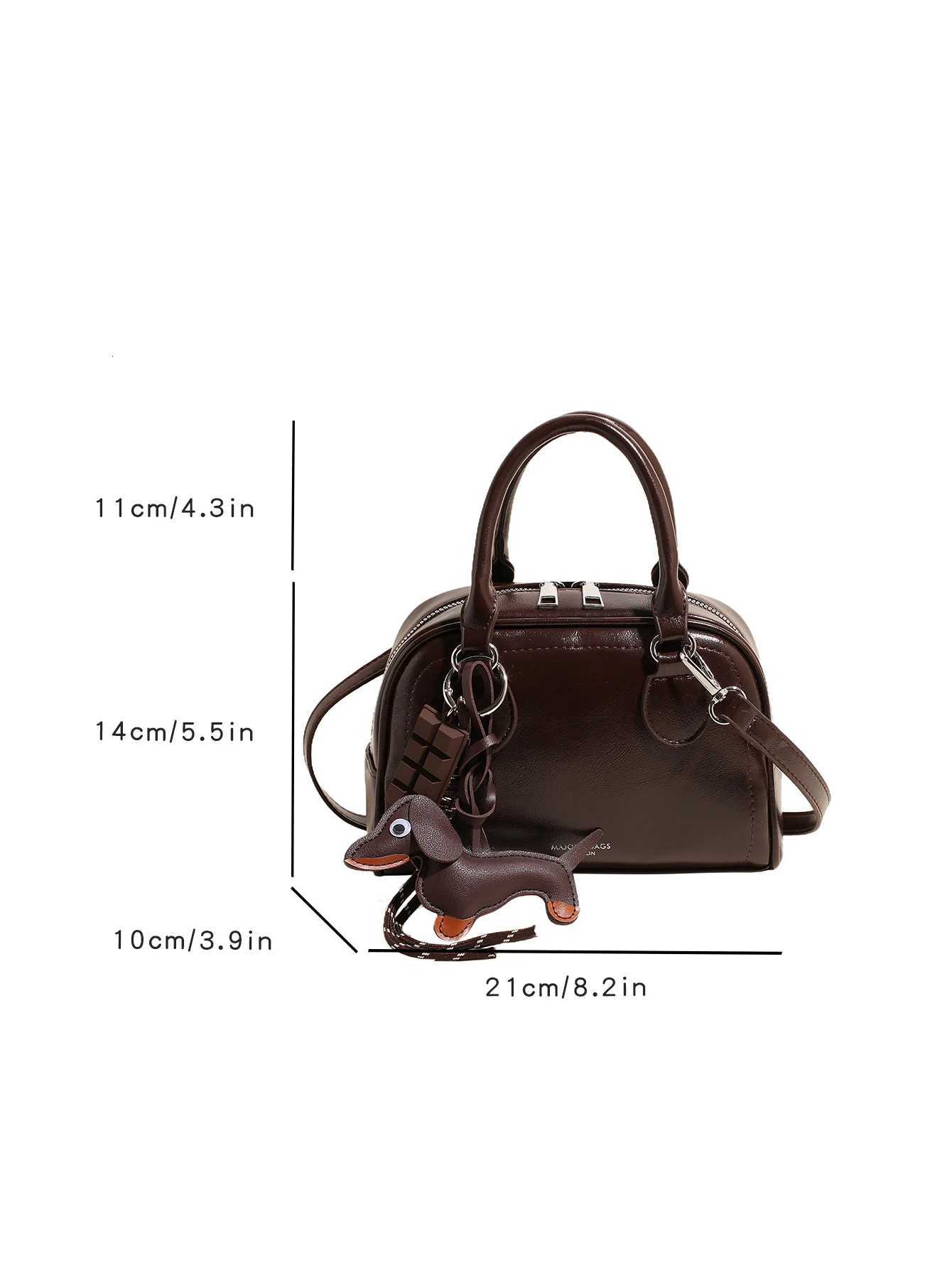 Reliable and casual handbag for women made of oiled leather with a shoulder strap available in various styles. Y250725