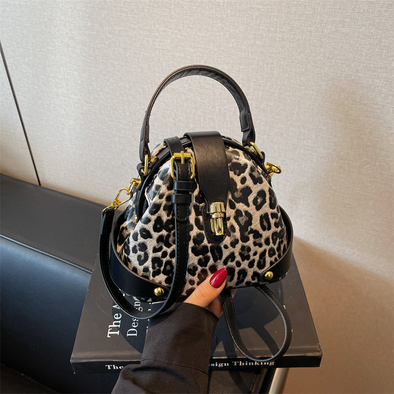 2025 Summer New Women's Shoulder Bag New women's Fashion Handbag Women's Crossbody Bag Simple Texture Summer New Leisure Fashion Design