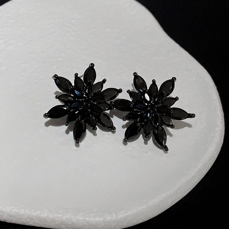 ZAKOL Korea Fashion Black Zircon Flower Stud Earrings for Women Shiny Wedding Party Jewelry 2023 250715