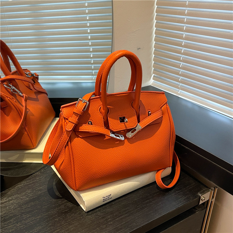 Minimalist Series Women's Designer Handbag 2025 New Fashionable Large Capacity Women's Outdoor Handbag Network Celebrity Same Style Bag Banq