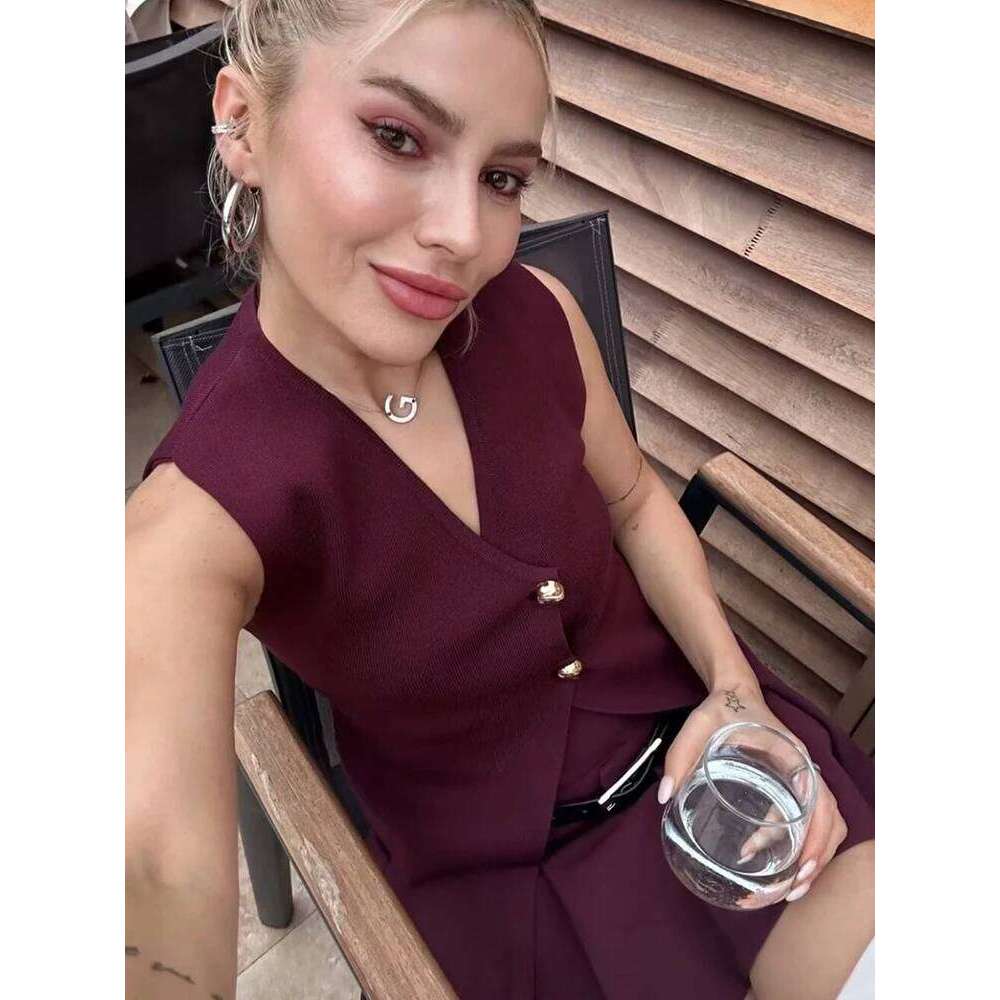 Designer Clothing 2025 TFMLN Gold Button Tank Top Fashion Autumn Knitted Vest Casual Women Simple Wear