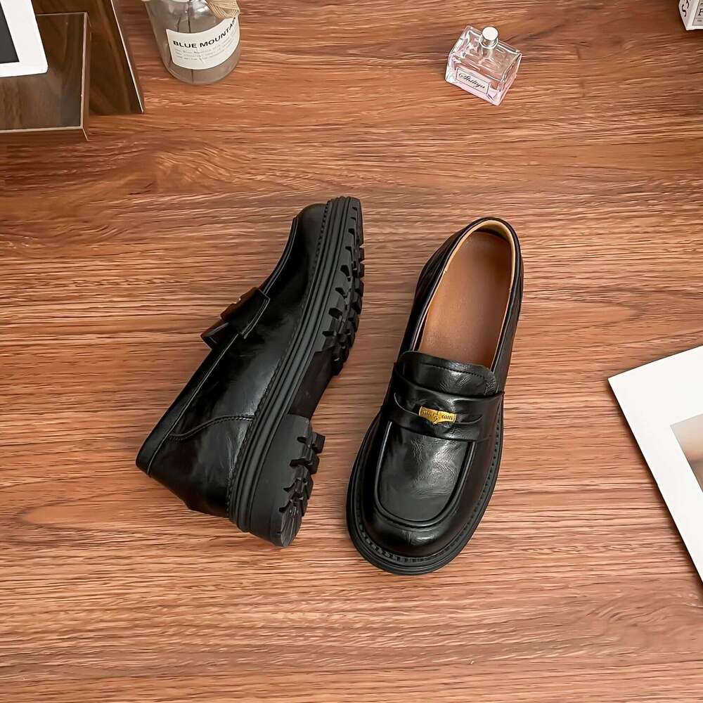 Designer Spring New Loafers for Women Coin Thick Heel Comfortable Wrinkled Washed Leather Small Shoes