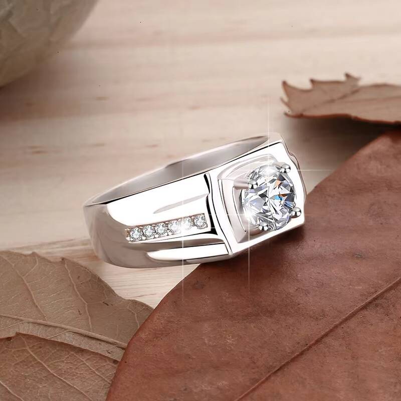 A Fashionable Moissanite Silver Ring with a Solid and Simple Texture