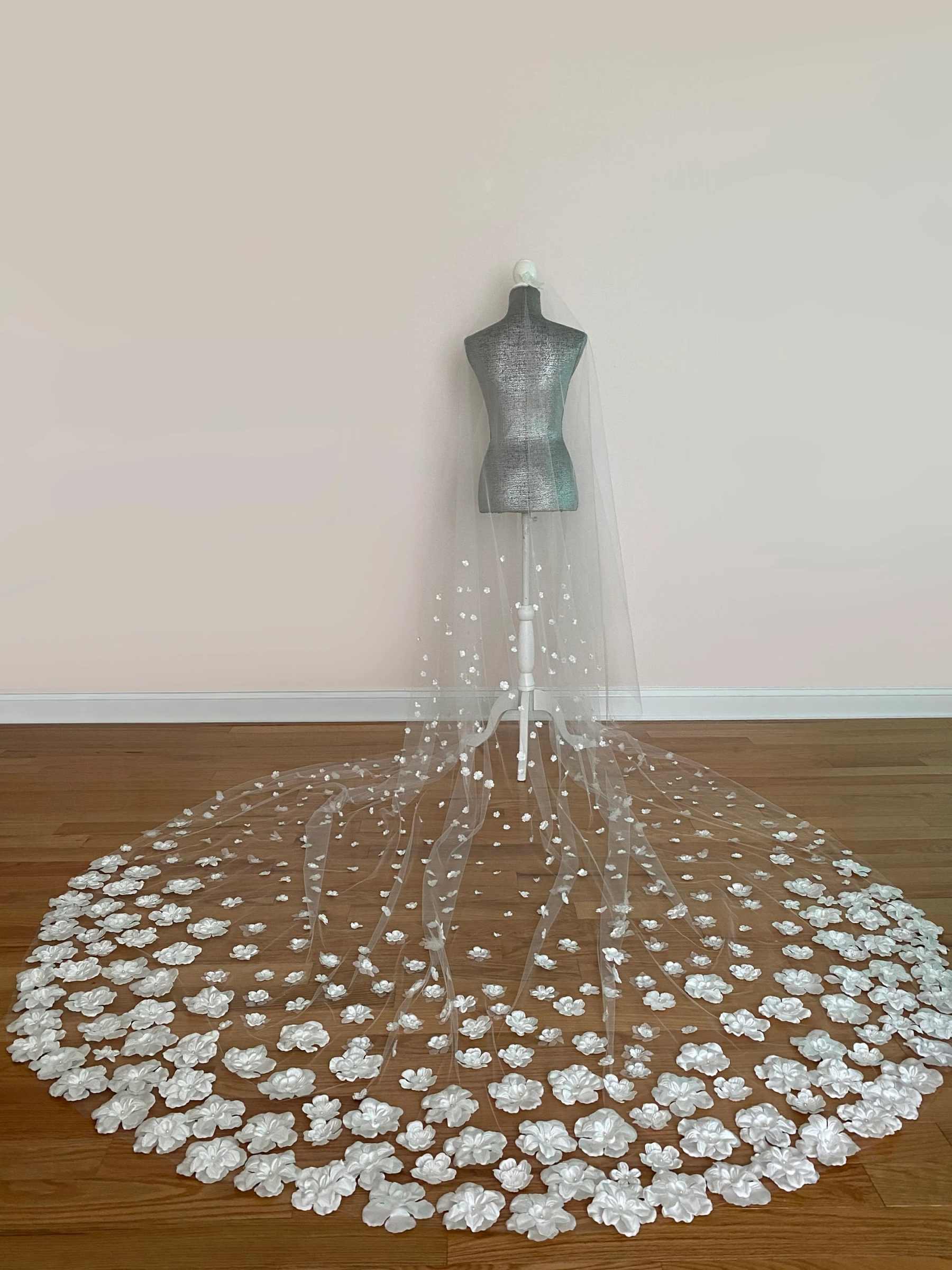 Handsome Flowers Wedding Veil 3D Appliques One Layer Long Cathedral Length Bride Veils For Bride Customized Bridal Accessorious