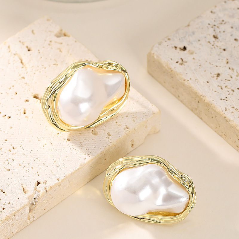 Fashionable Exquisite Design Baroque Irregular Pearl Stud Earrings for Women with a Sense of and Sier Needle Ear Jewelry
