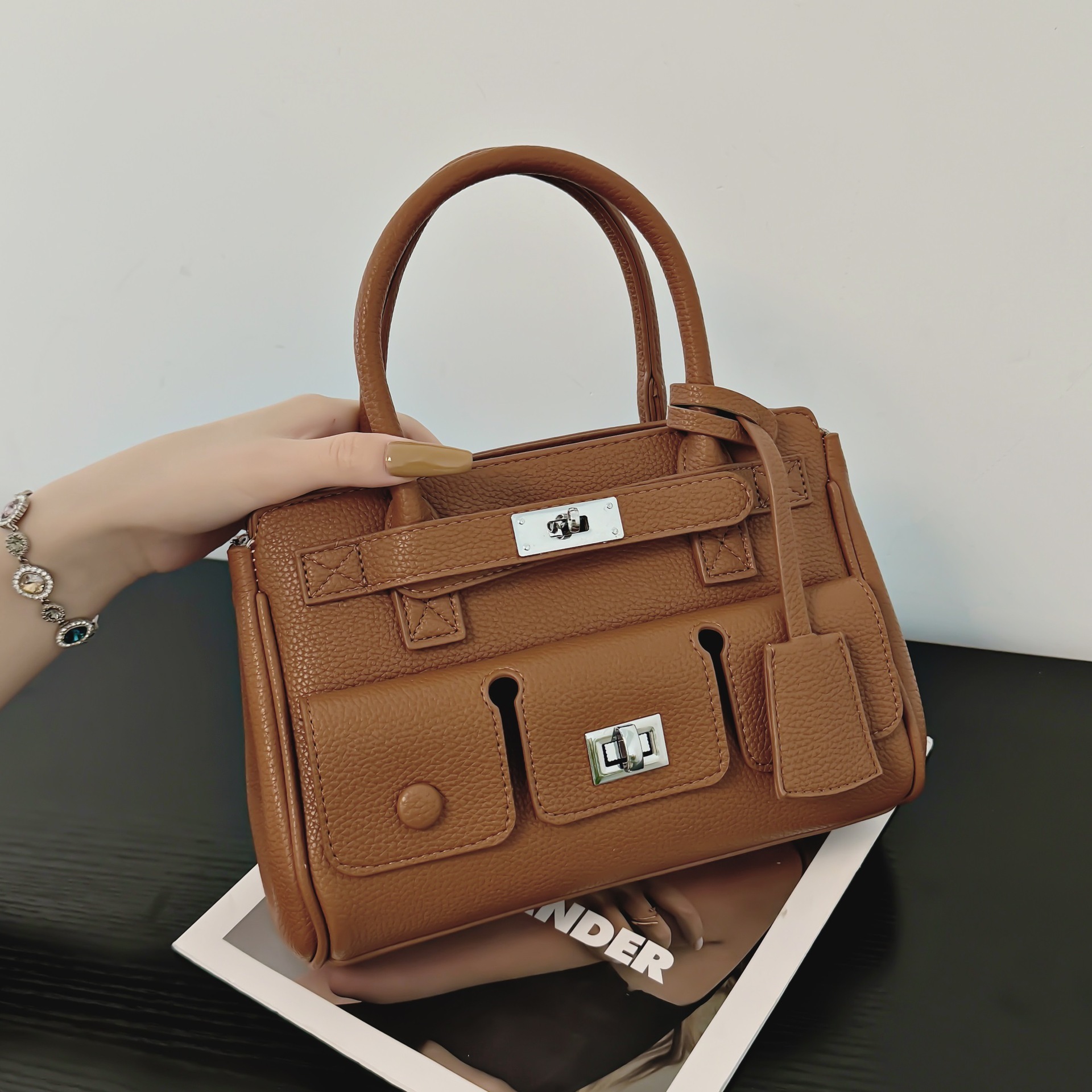 Luxury Brand Designer Bag Large Capacity Tote Bag Lock Buckle Women's Bag European And American Hot Girl Retro Fashion Multi-Pocket High-End Hand