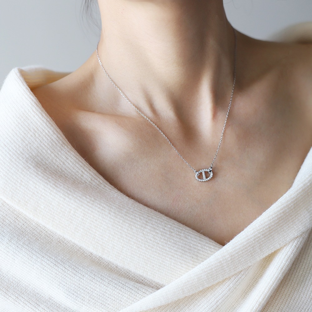 2025 New Style Simple And Elegant Square Pig Nose Luxury Designer Necklace Outdoor Beach Buckle Necklace Diamond-shaped Micro-inlaid Collarbone Chain 