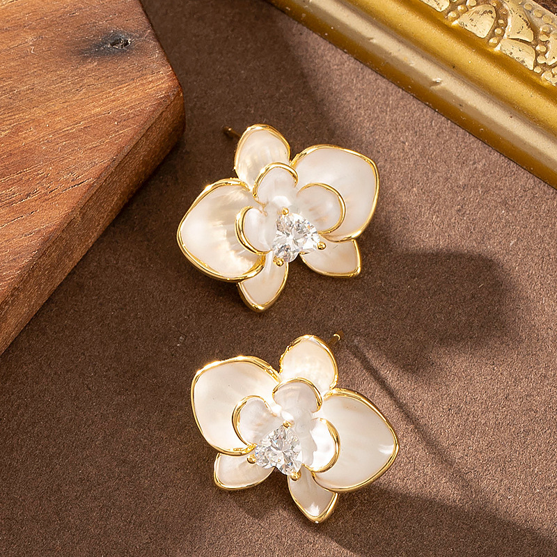 French Style Gentle Sweet Exquisite Oil Drop Dia-Encrusted White Petal Earrings for Women, Versatile and High-End Sier Needle Ear Jewelry