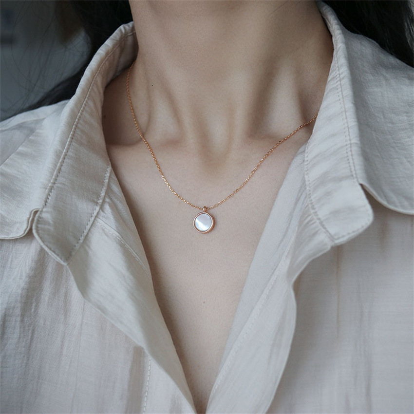 Luxury Designer Necklace Korean Round White Mother-of-pearl Pendant Necklace Elegant Versatile Collarbone Chain Light Luxury Niche Ins Simple Jewelry 