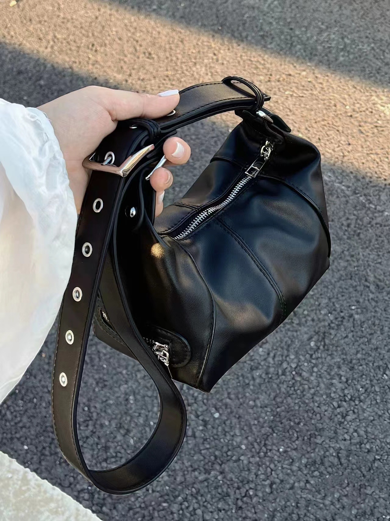 New Designer Men's Underarm Motorcycle Bag 2025 New Retro Shoulder Bag Handbag Women's Punk Style Handbag Fitness Bag Vacation Bag Beach Bag