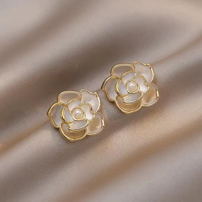 2025 New Tea Floral Style Necklaces And Earrings For Women High-end Luxury Designer Necklaces Collarbone Chains, And Niche Gifts