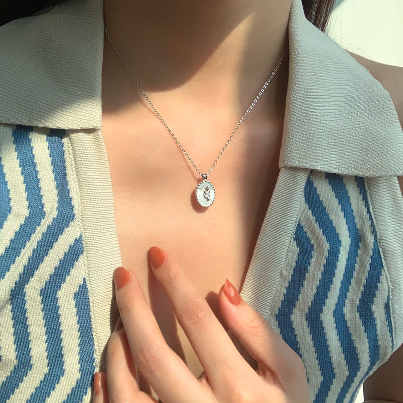 White Mother-of-pearl Tulip Necklace For Women Ins Style, Non-fading 2025 New Korean French Luxury Designer Necklace Style Internet Celebrity Collarbo