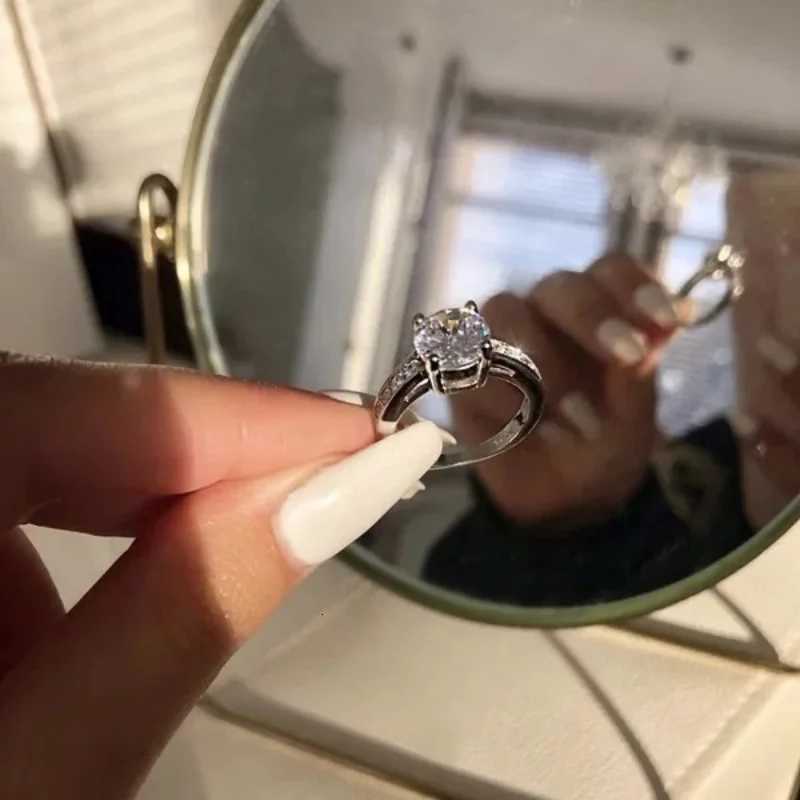 Luxury womens fashion wedding ring set fashionable silver inlaid white zircon engagement ring W250417