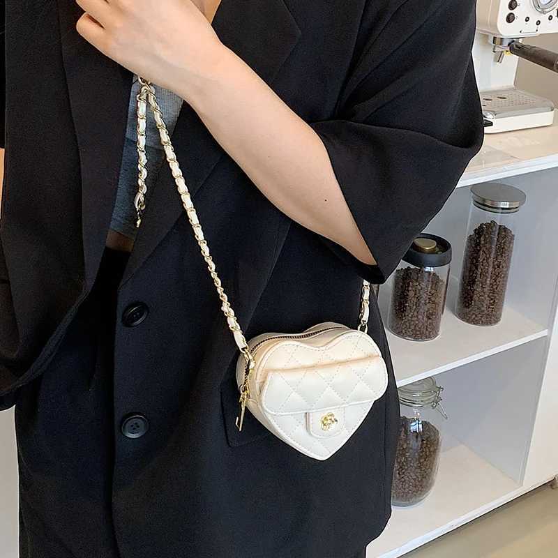 Faionable Chain Shoulder Bag Womens 2025 Trendy Crossbody Love Heart Bag Soft PU Leather Zipper Closure Casual Sle Y250725