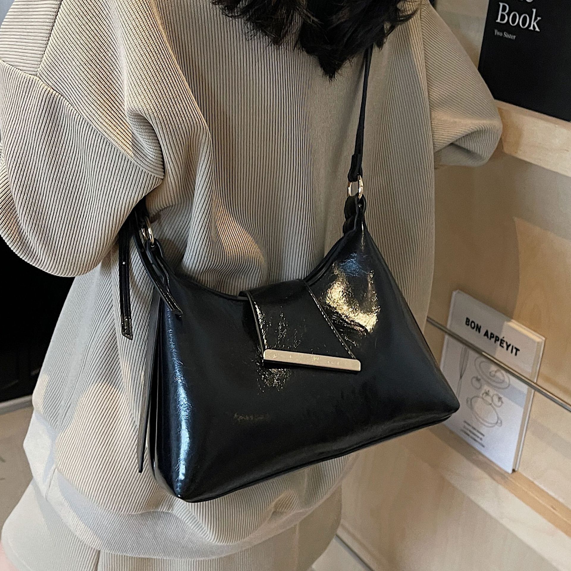 2025 autumn new women's shoulder bag niche design versatile fashion simple casual commuting women's crossbody bag designer bag