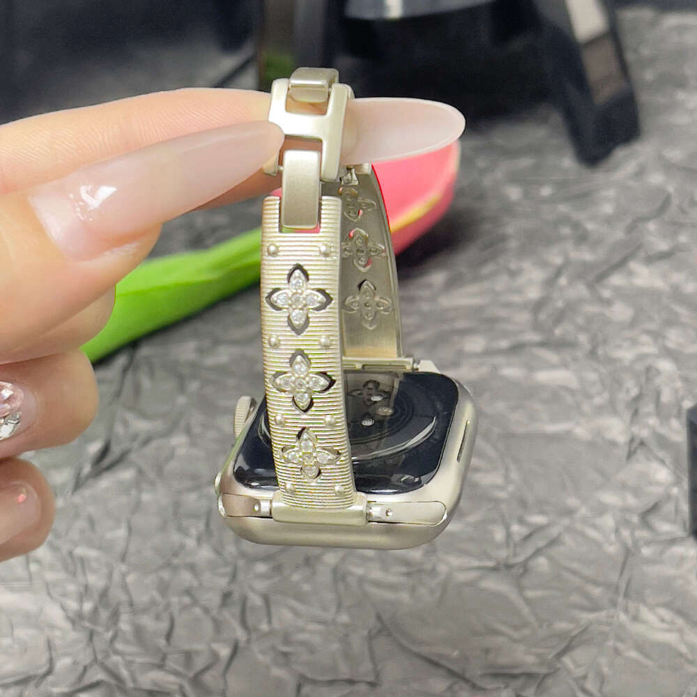 Smart watch Compatible with Apple iWatch Strap Four-Leaf Clover Inlaid Dia High-End Metal Bracelet Wristband Women's Watch