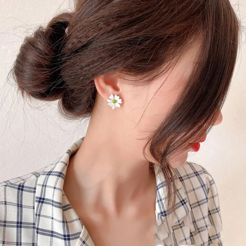 small daisy earrings female hollow flower sun chrysanthemum petals Korean version 250715