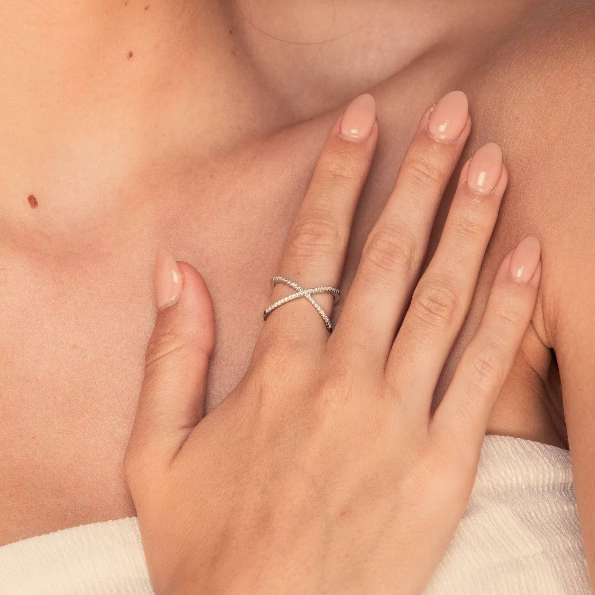 Wholesale Popular Manufacturers Directly Supply Exquisite Womens Ring The Cross Shaped Moissanite Ring Beautifully Designed