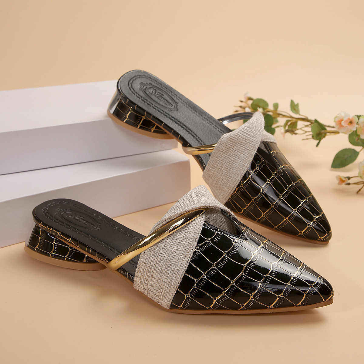 Designer sandals Internet Celebrity Slippers for Women, Summer New Style, French Half Slippers, Closed Toe, V-Cut, Chunky Heel, Pointed Toe Mules