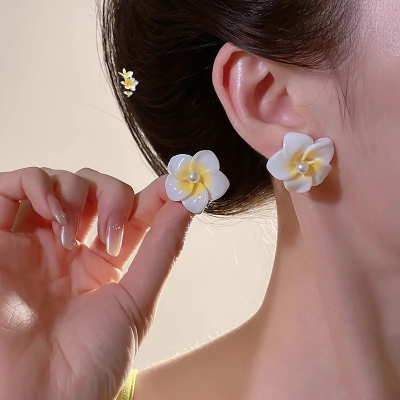Temperament Yellow Color Flower Stud Earrings For Women Trend Sweet Fashion Ear Piercing Body Jewelry korean Style Girl Gift 250722