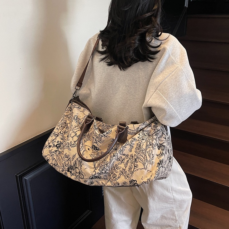 Men's Large Capacity Shoulder Bag 2025 New Women's Luxury Brand Handbag Fashion Design Personalized Leisure Commuter Travel Bag Outdoor Comm