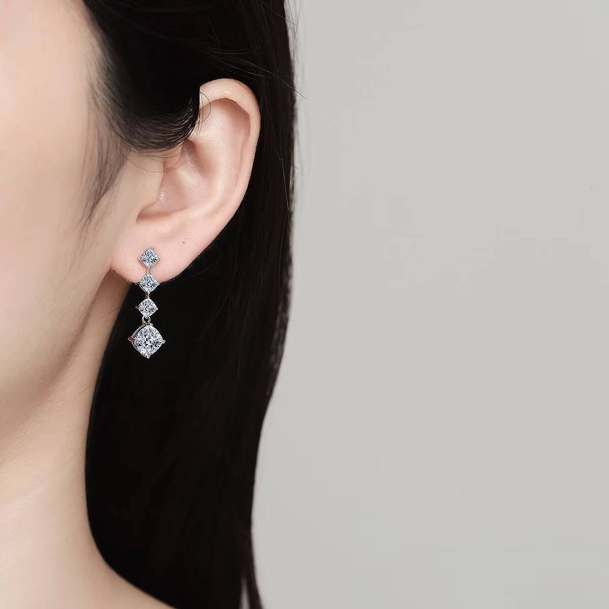 Wholesale 925 Sterling Silver Diamond Style GRA VVS 2ct Moissanite Earrings for Women Retro Luxury Fashion Jewelry for Weddings