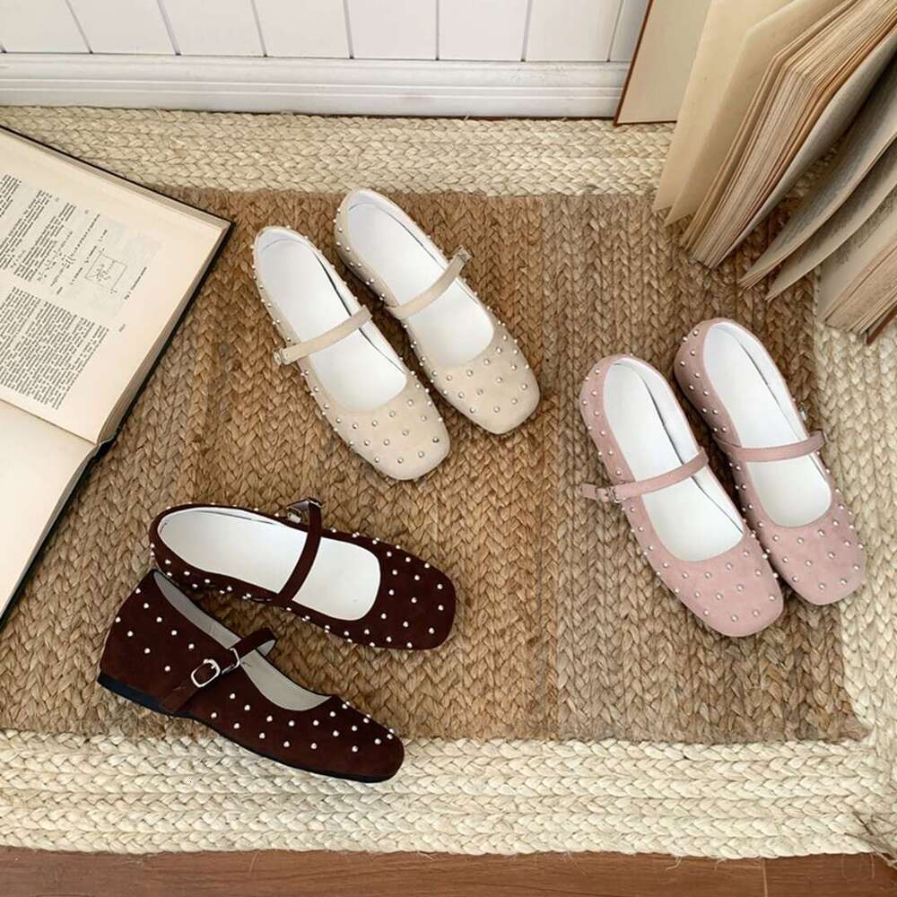 Designer Single 2025 Spring New Rivet Fashionable Flat for Women Comfortable Soft Sole Non-Tiring Casual Shoes