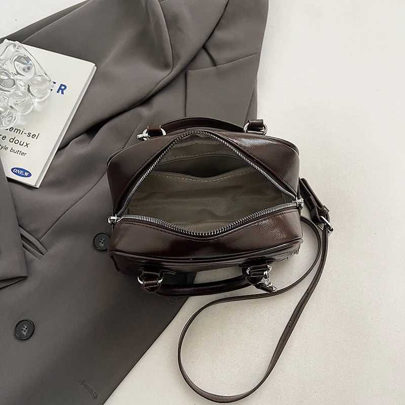 Reliable and casual handbag for women made of oiled leather with a shoulder strap available in various styles. Y250725