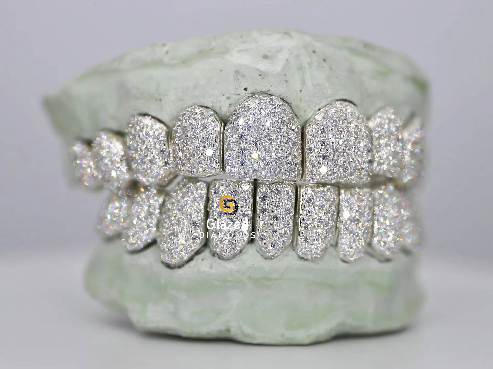 Hip Hop Personality Grillz Teeth Top Bottom Set with Vvs Clarity Moissanite Diamond Iced Out Custom 925 Sterling Silver Grillz