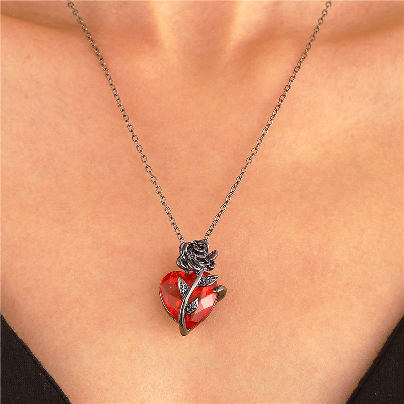 Heart Rose Necklace Gothic Dark Design Sense Wrapped Flower Heart-shaped Collarbone Chain Birthday Gift Jewelry for Women
