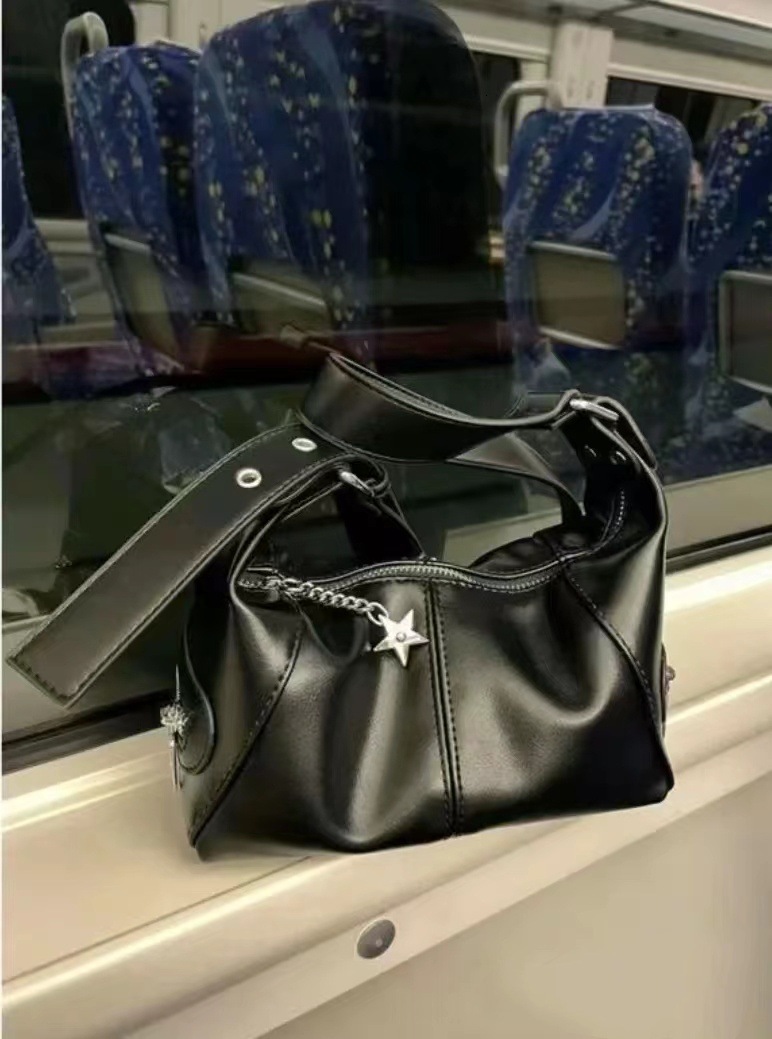 New Designer Men's Underarm Motorcycle Bag 2025 New Retro Shoulder Bag Handbag Women's Punk Style Handbag Fitness Bag Vacation Bag Beach Bag