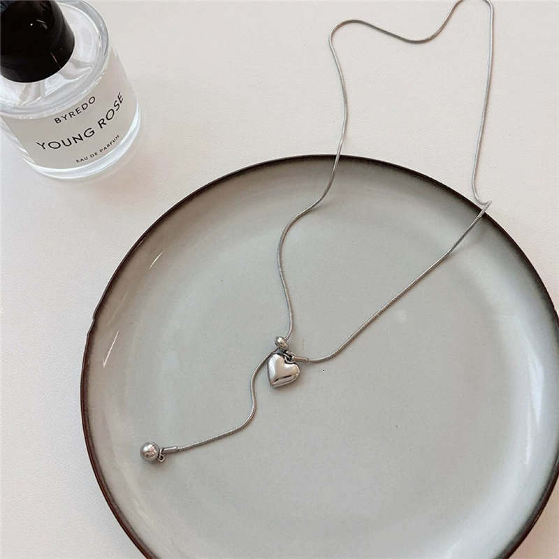Minimalist Sier Heart Pendant Necklace for Women Spring Summer Light High-end Pull-out Long Sweater Chain Accessory Jewelry for Women