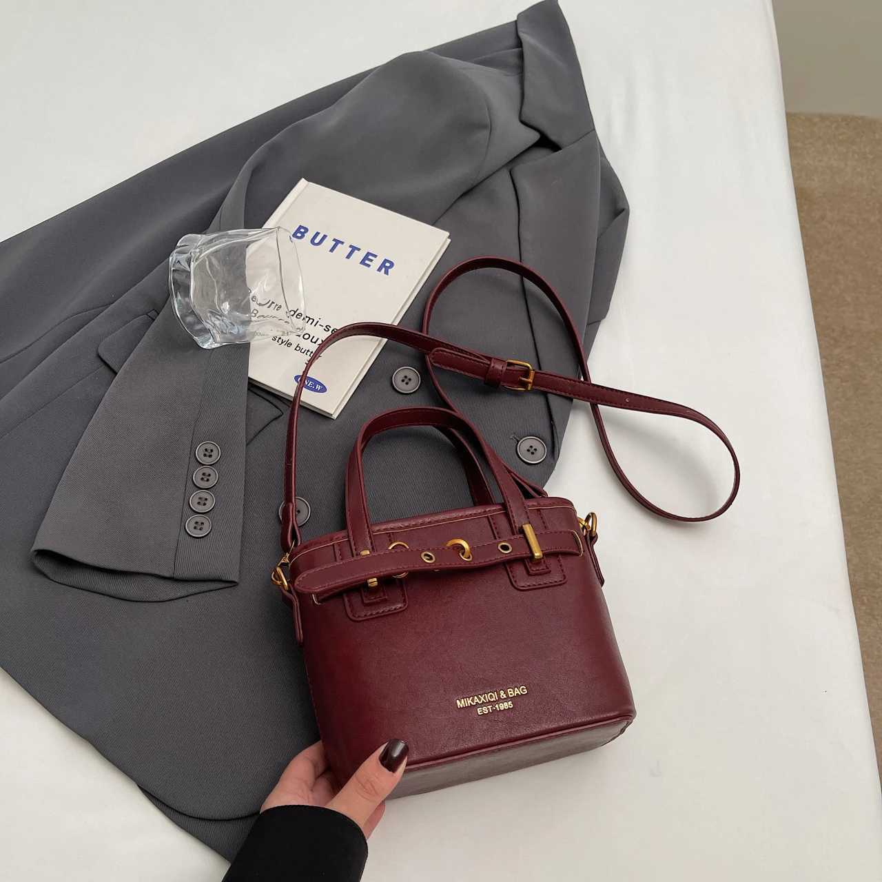 Minimally Western Handheld Trendy Bucket Small Bag for Women New Single Shoulder Crossbody Bag for Commuting Y250725