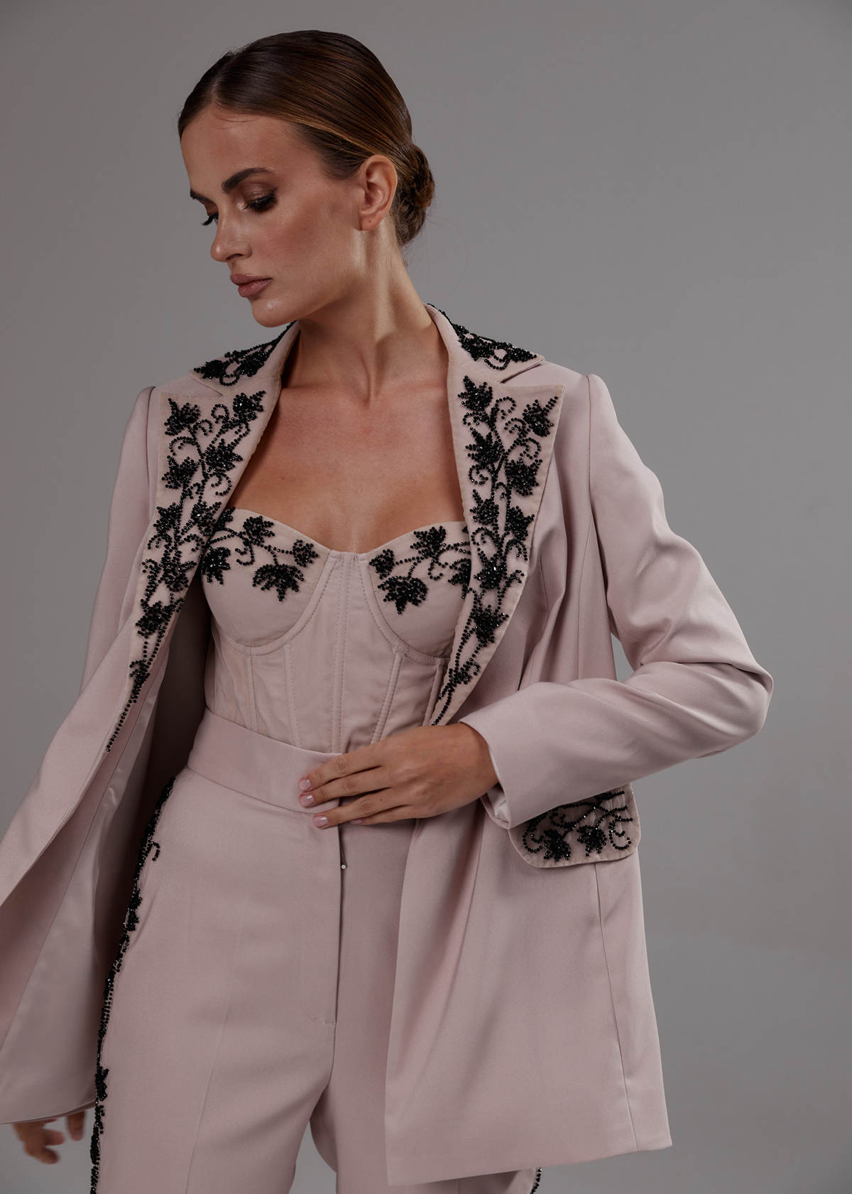 Elegant Customized 3 Pieces Women Suits Beadeds Appliques Offices Ladies Work Blazers Classic Fit Birthday Evening Party Wear