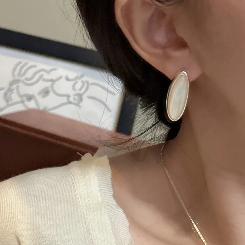 S925 Sterling Silver Niche White Shell Earrings One Word Heavy Industry Retro Fashion Ear Jewelry Wholesale 250722