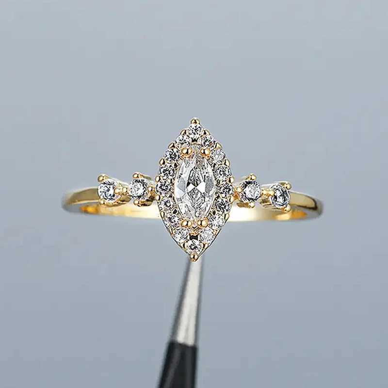 Huitan Exquisite Bridal Wedding Ring with Marquesss Cube Zirconia Luxury Gold Engagement Belt Accessories Fashion Jewelry W250417