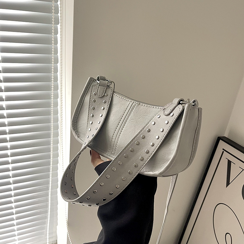 2025 autumn new crossbody bag fashion style versatile rivet simple niche design trendy designer bag women's shoulder bag