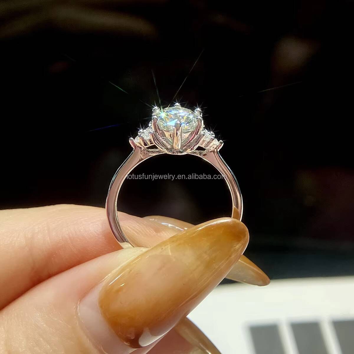 Simple Classic 1ct Moissanite Diamond Ring 925 Sterling Silver With 18K White Gold Fashion Jewelry for Women Wedding and Parties
