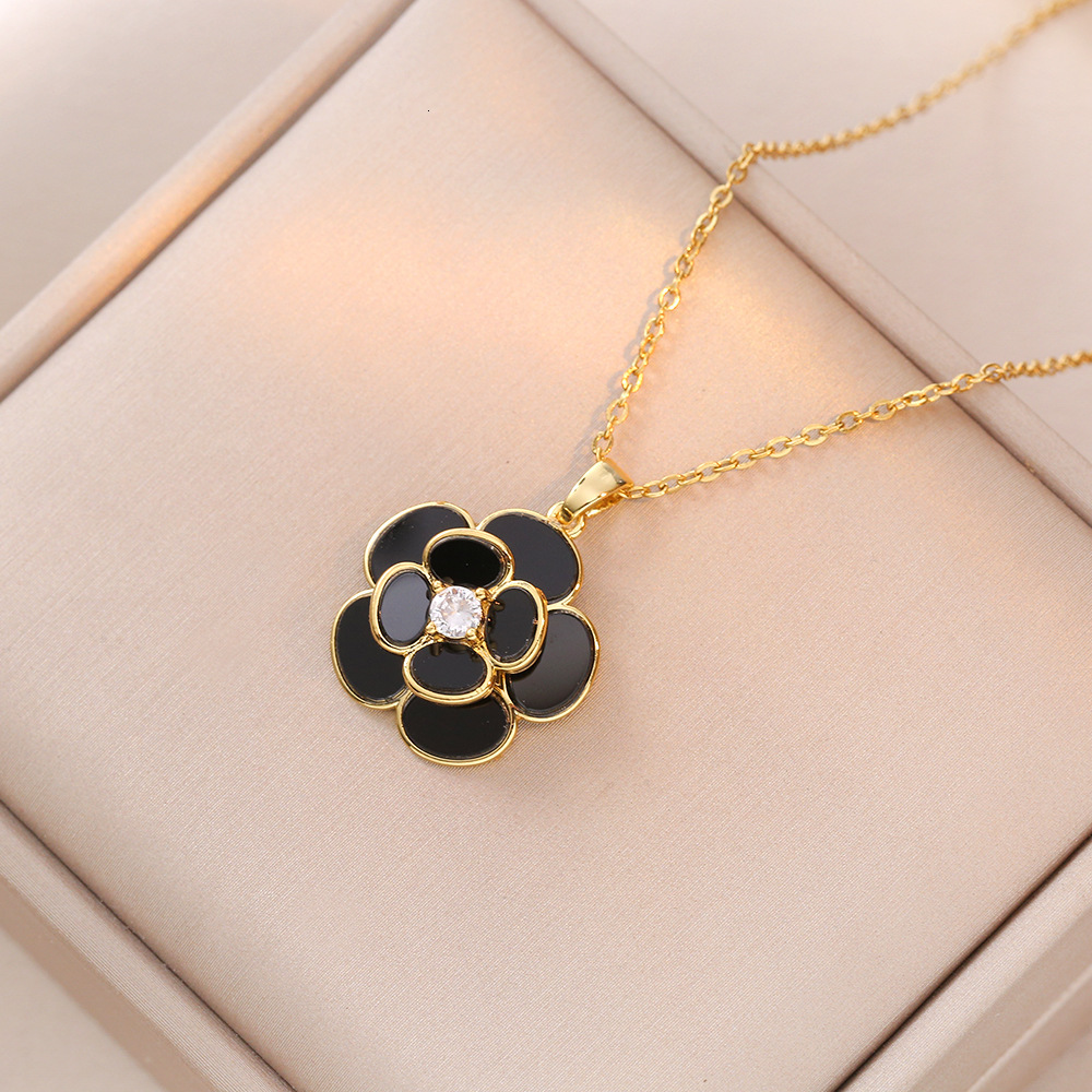 2025 New Zircon Necklace Outdoor Beach Rotating Camellia Luxury Designer Necklace Flower Zircon Necklace Fashionable And Elegant Casual Party Necklace