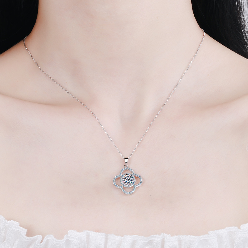 925 Sterling Silver Four-leaf Clover Lady Luxury Designer Necklace Fashionable Collarbone Pendant Necklace Moissanite Necklace PT950 Gold