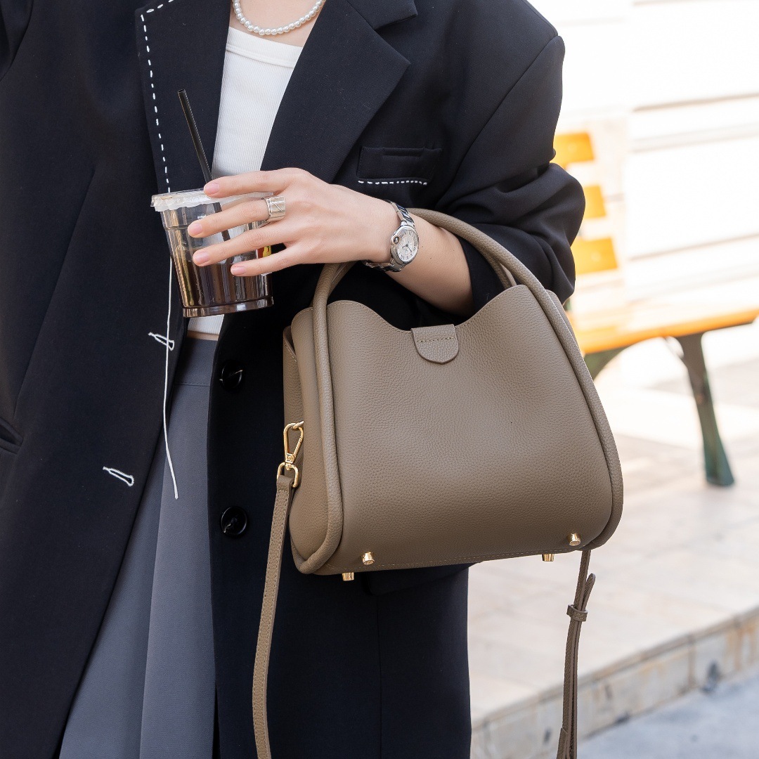 designer bag 2025 New Elegant Single Shoulder Bag Simple Fashion Versatile Large Capacity Commuter Bag Handbag Bucket Bag Simple Crossbody Bag