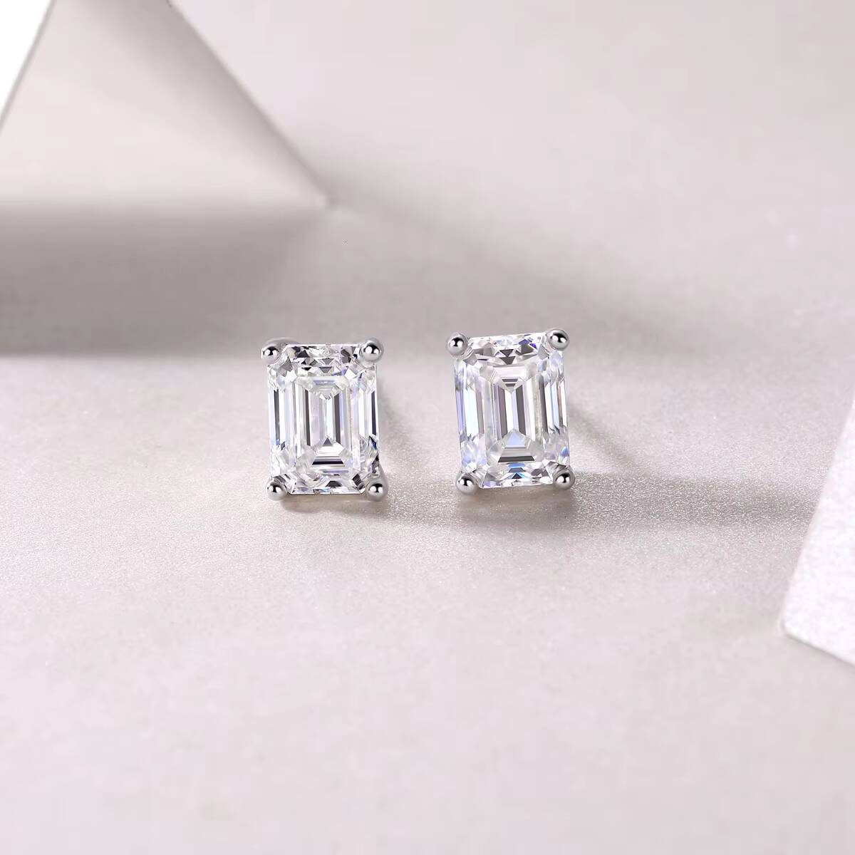 2024 New Classic Style 12955 Womens 18K Gold Plated 925 Silver Rectangular Moissanite Stud Earrings Jewelry Stud Earrings