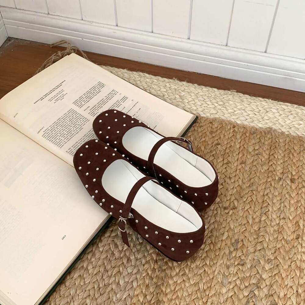 Designer Single 2025 Spring New Rivet Fashionable Flat for Women Comfortable Soft Sole Non-Tiring Casual Shoes