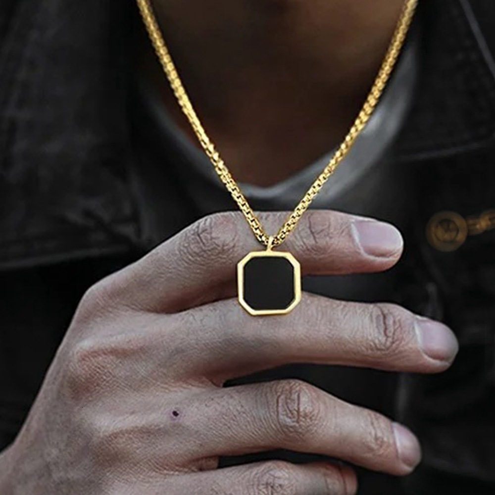 2025 New Designer Outdoor Beach Square Black And White Shell Pendant, Niche Design Sense Light Luxury Style Necklace