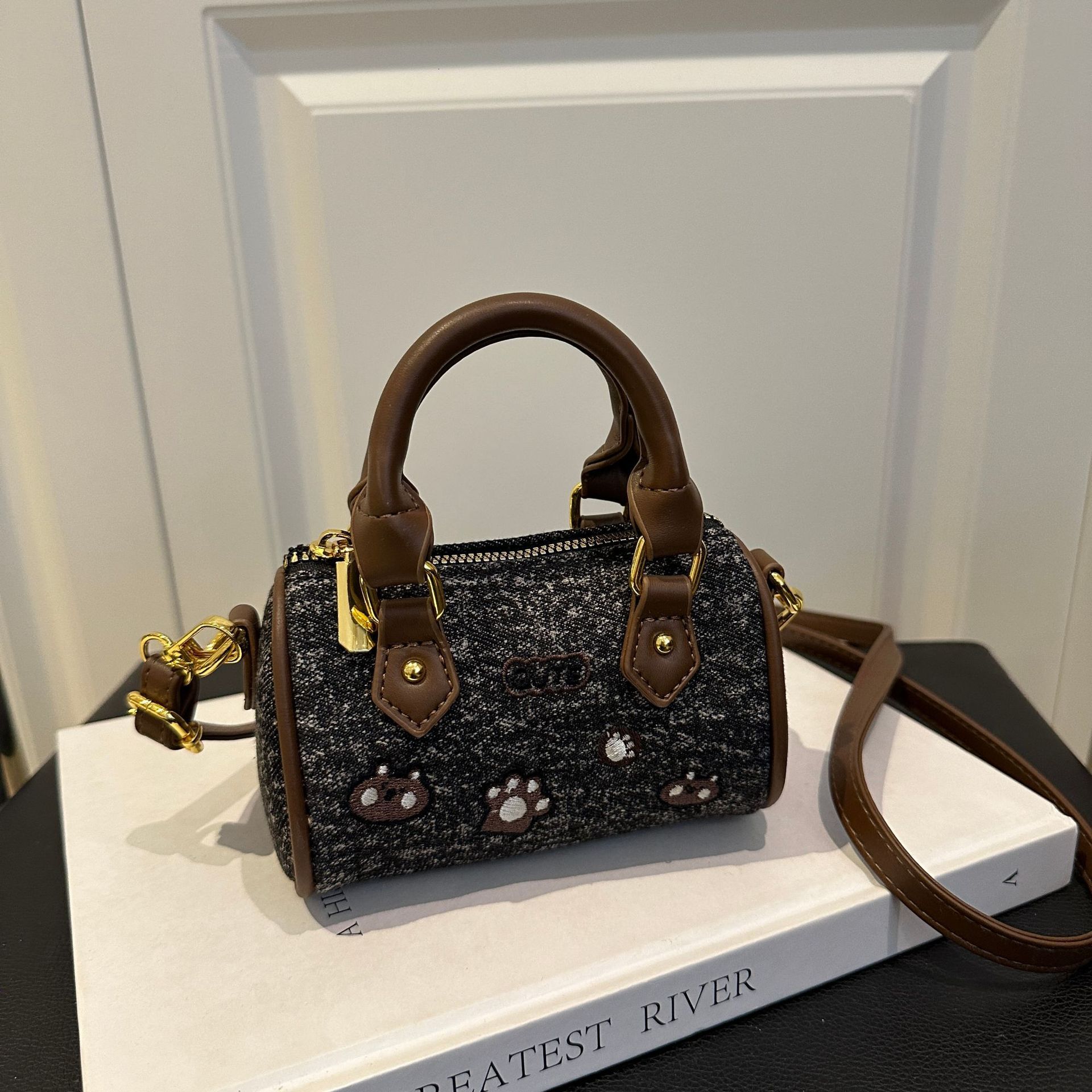 Luxury Brand Designer Bag Cute Cartoon Cylinder Bag Retro Cat Boston Bag Fashion Embroidered Shoulder Crossbody Bag Niche Pillow Bag