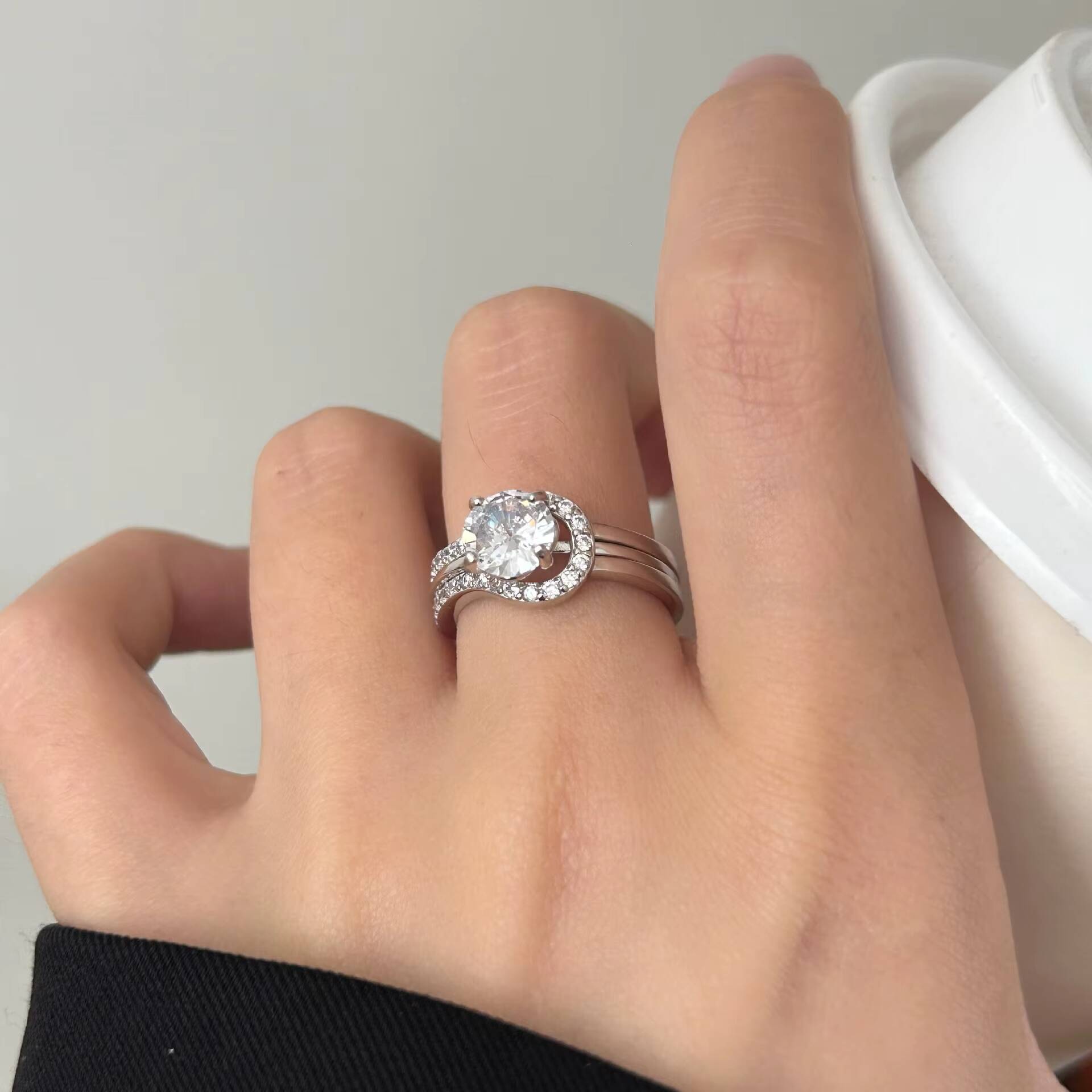 Mid-to-High-End 925 Silver Minimalist Moissanite Rings Sleek Twisted Bands Classic Luxurious Accessories Custom Bulk Orders
