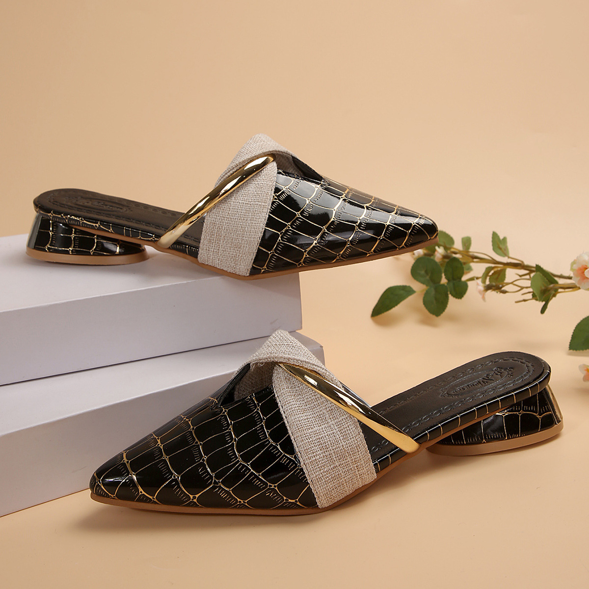 Designer sandals Internet Celebrity Slippers for Women, Summer New Style, French Half Slippers, Closed Toe, V-Cut, Chunky Heel, Pointed Toe Mules